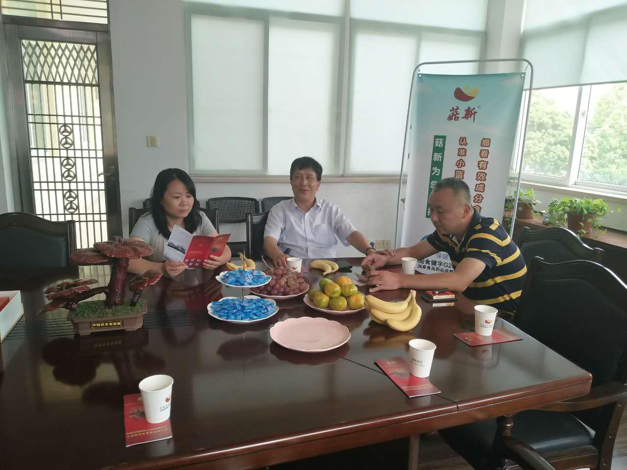 左一觀察報運營總監(jiān)李總 正中王強老師 右一菇新生物董事長